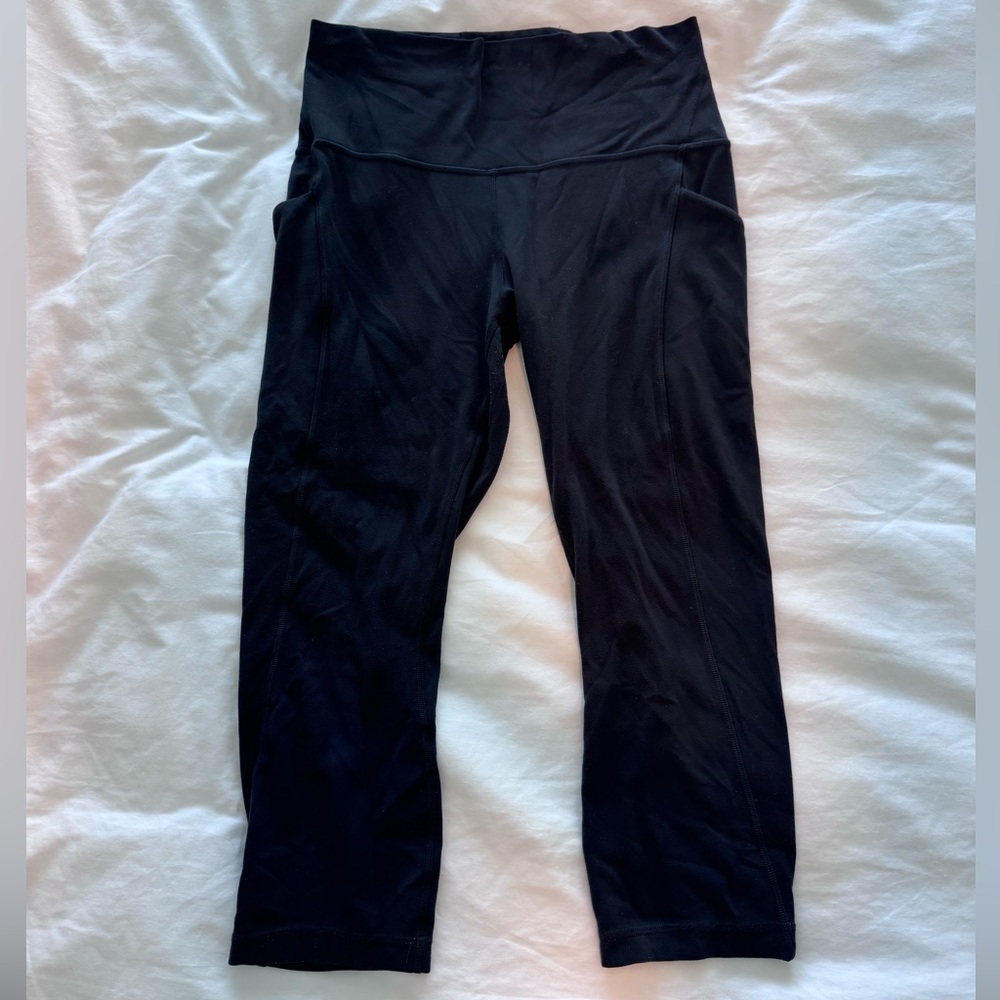 Lululemon black cropped pocket aligns size 8